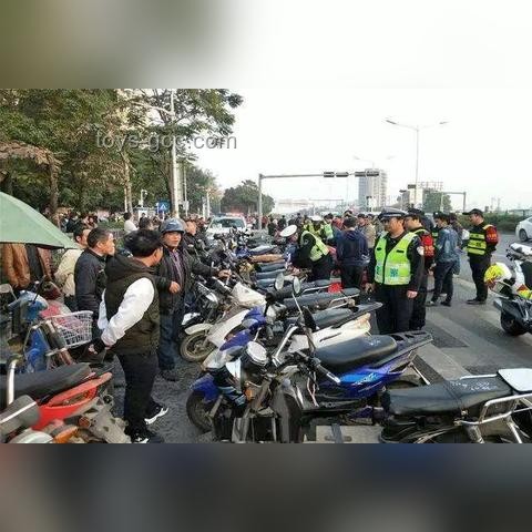 红绿灯路口电动车停车线前违规心态解析与应对指南